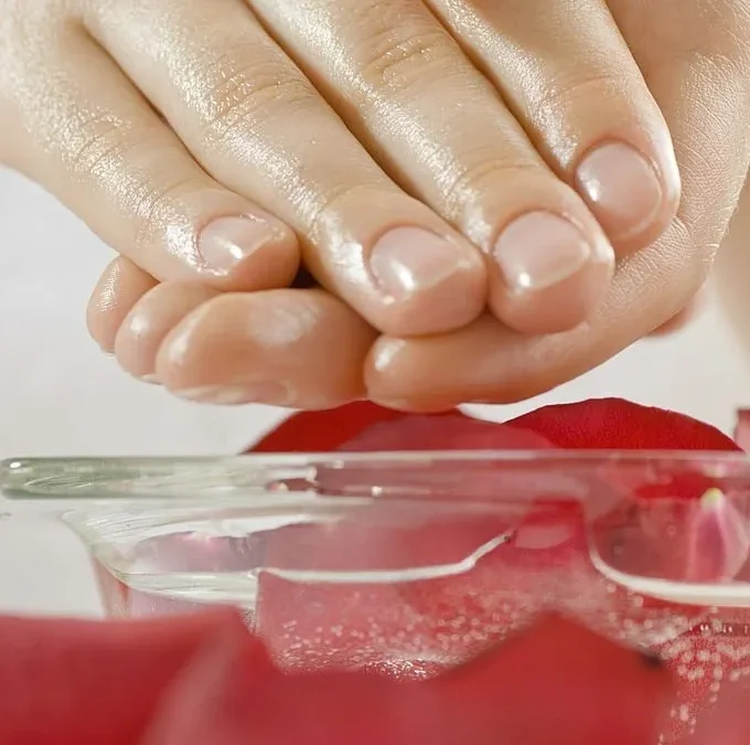 BEAUTE DES MAINS : DEPOSE SANS MANUCURE 5 SEANCES + 1 OFFERTE – 6 fois
